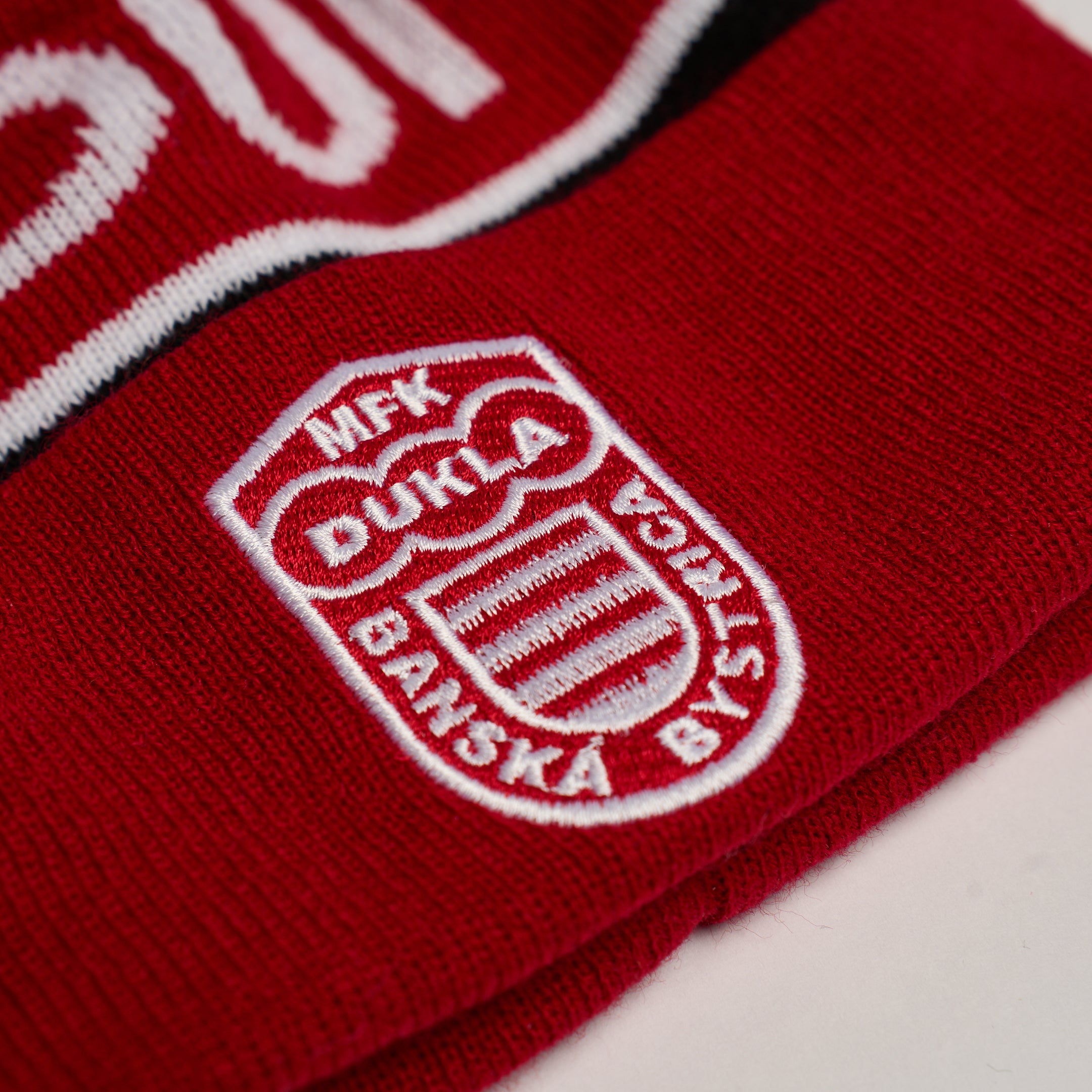 Čiapka zimná MFK Dukla s červenočiernym brmbolcom